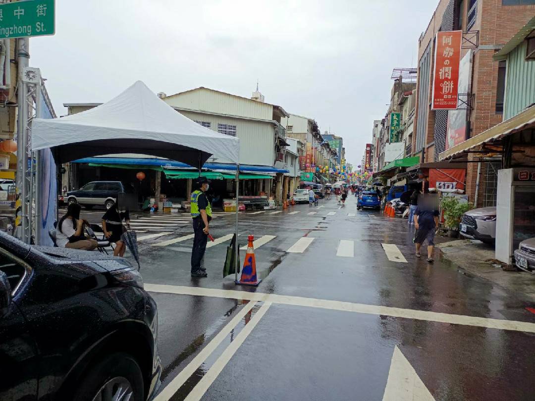 中年男鈴蘭通「散步」忘愛車位置　熱心警冒雨速尋獲