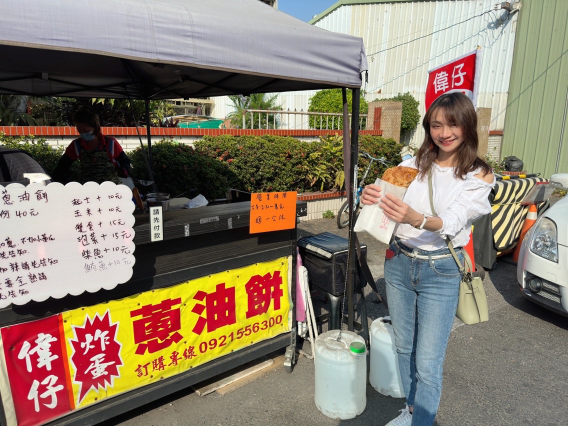 嘉義民雄偉仔炸蛋蔥油餅   老闆很忙排隊銅板美食