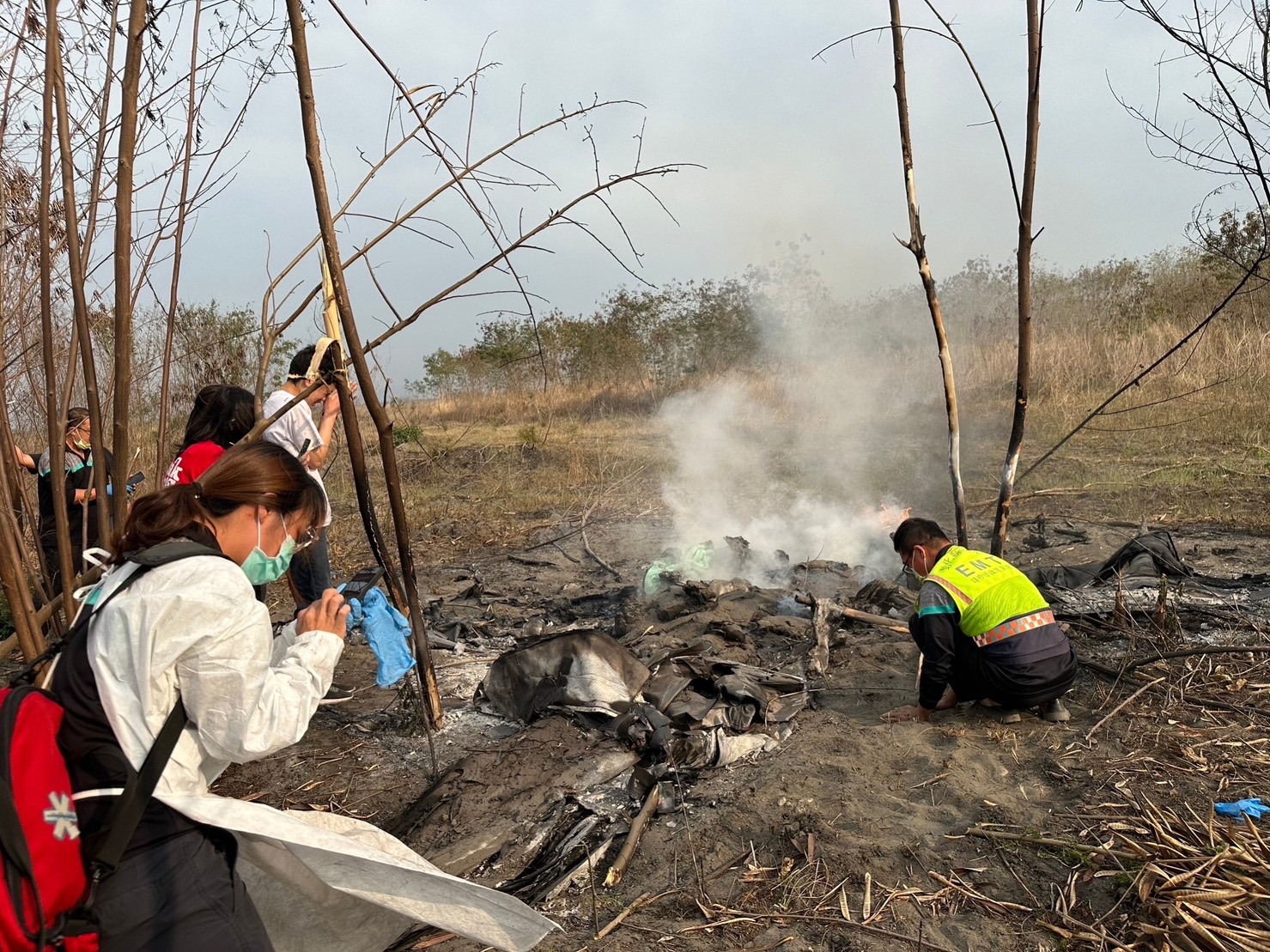 輕航機失速墜毀機體爆炸　教練與日籍生成焦屍