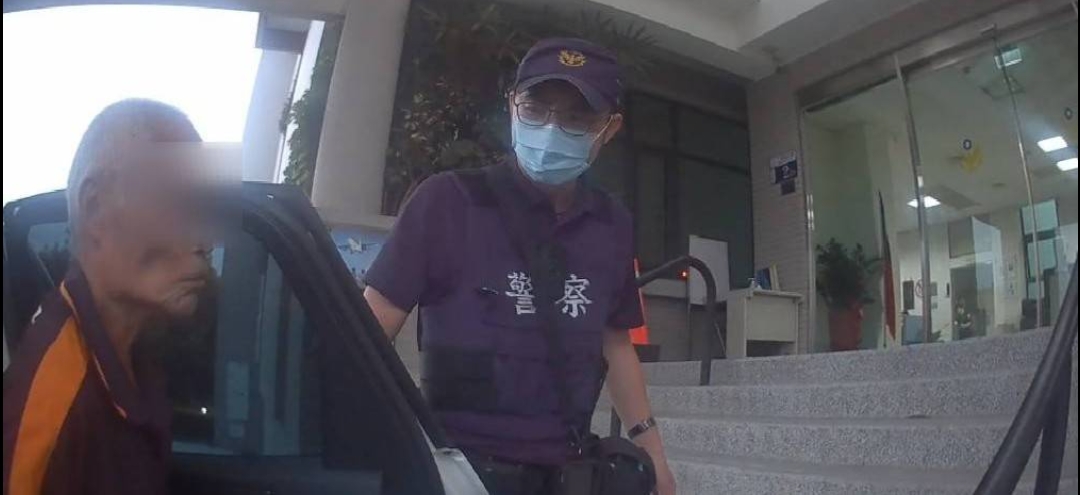 老翁記憶錯亂迷了路求助 警六工業所警員協助返家