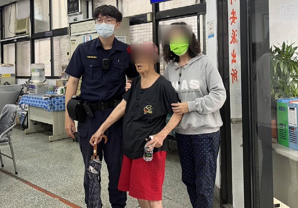 中警助迷途婦返家 這一暖心舉動預防再次走失