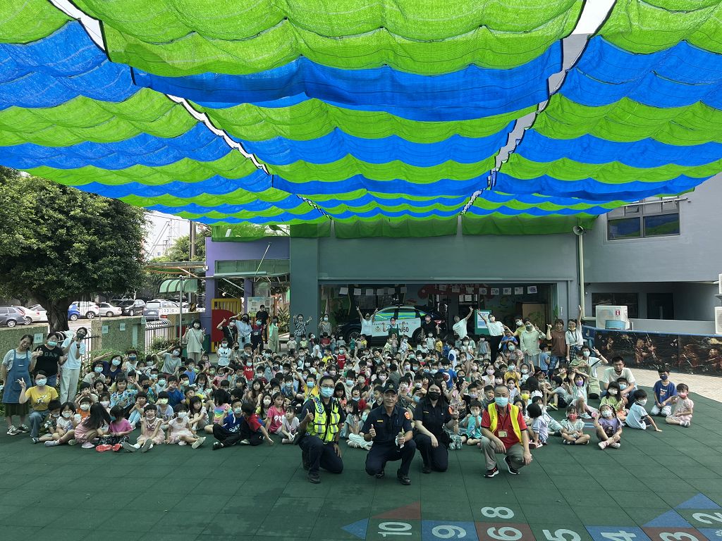 中警現身幼兒園 大秀警用裝備