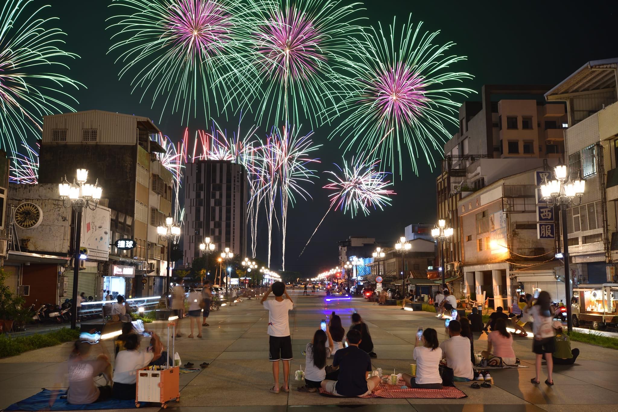 2023花蓮夏戀嘉年華7月9日圓滿落幕 東大門及金三角商圈人潮滿滿 日出大道民眾聽唱歌看煙火