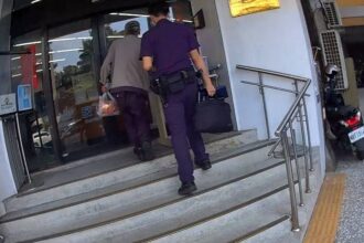 老翁呆坐土地公廟呢喃自語  引來穿制服的土地公指引回家路