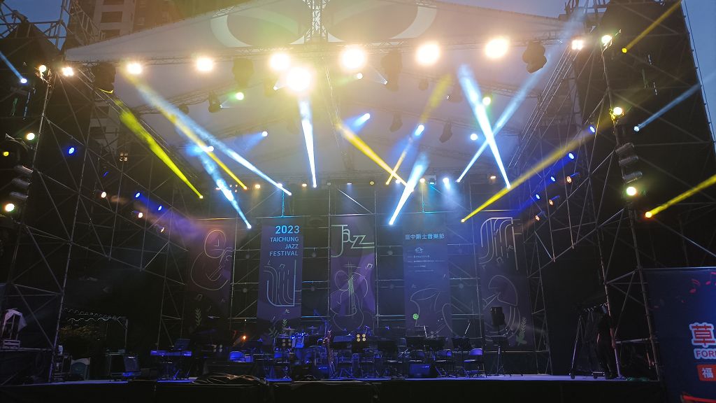臺中爵士音樂節開幕湧十五萬人-盧市長化身樂迷一起搖擺