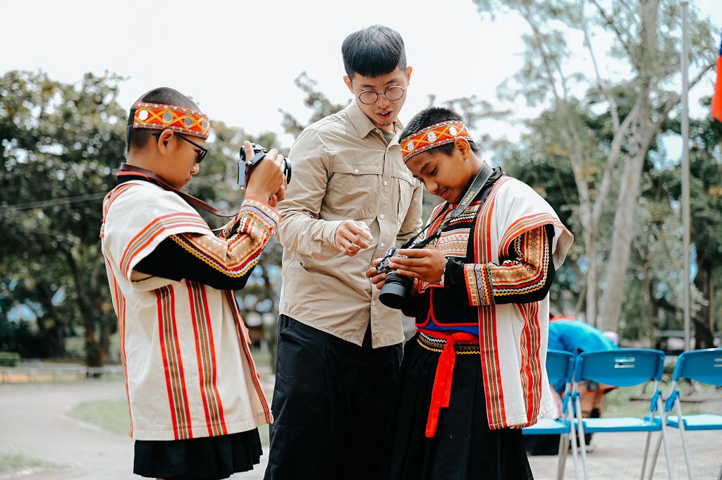 二十多位攝影師奔赴花東  攜手為十四校原鄉孩童一圓畢業攝影夢