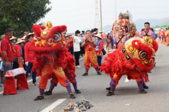 草屯敦和宮、台中玉闕朝仁宮 兄弟宮遶境祈福 千人烏溪橋熱鬧接駕